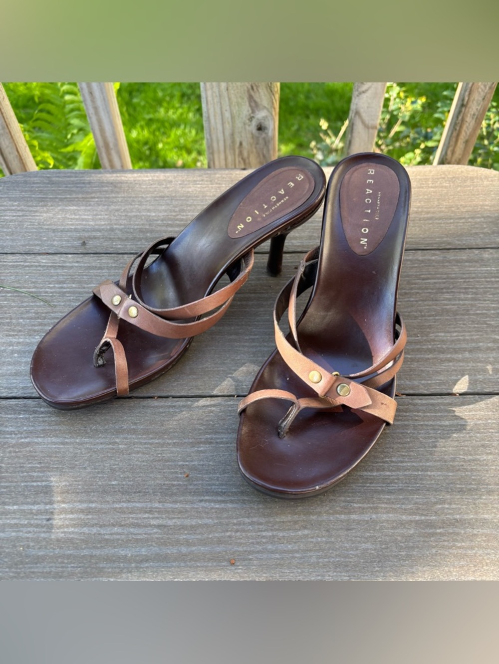 Kenneth Cole Reaction Brown Leather Kitten Heel Thong Sandals Size 8.5